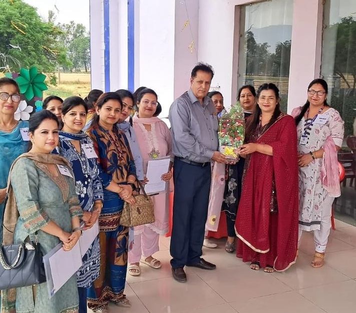 Teachers being felicitated